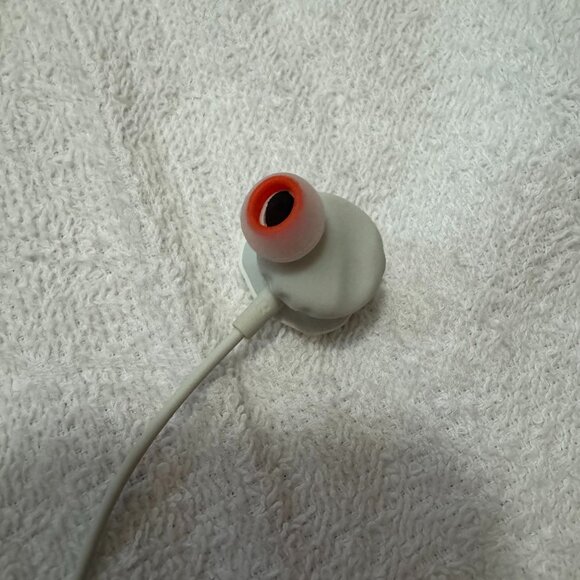 JBL Quantum 50 Wired, In-Ear Gaming Headphones with Inline Control, White - Picture 3 of 7